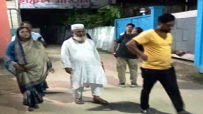কুয়াকাটায় একটি হোটেলের সামনে চাঁদপাশা ইউপি চেয়ারম্যান দেলোয়ার রাঢ়ীসহ দুই ইউপি সদস্য
