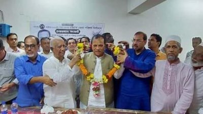 এটিএম পেয়ারুল ইসলামকে ফুলের মালা দিয়ে অভিনন্দন জানাচ্ছেন সমর্থকরা