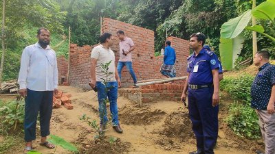 উপহারের ঘর নির্মাণে বাধা দেওয়ার খবরে প্রশাসনের কর্মকর্তারা ঘটনাস্থল পরিদর্শন করে
