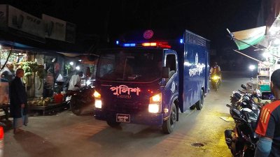 কড়া পুলিশি পাহারায় তাদেরকে আদালত নেওয়া হয়