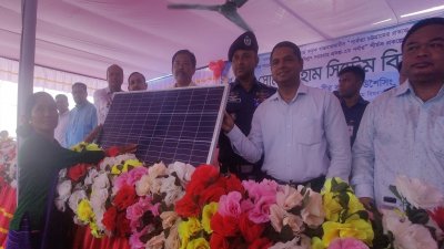 সোলার প্যানেল বিতরণ করেছেন মন্ত্রী বীর বাহাদুর উশৈসিং