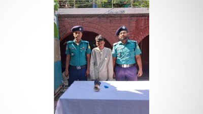 পুলিশের হাতে গ্রেফতার রানা হাওলাদার