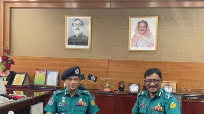 মো. শফিকুল ইসলামের কাছে থেকে দায়িত্ব বুঝে নেন ডিএমপির নতুন কমিশনার খন্দকার গোলাম ফারুক
