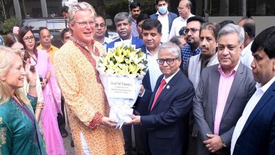১৯৭২ সালে বাবার লাগানো গাছ দেখতে ঢাবিতে মার্কিন রাজনীতিবিদ
