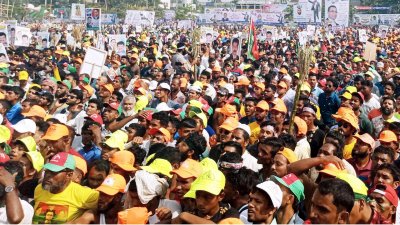 বরিশালে বিএনপির বিভাগীয় গণসমাবেশে আসা নেতাকর্মী