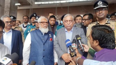 গণমাধ্যমের সঙ্গে কথা বলছেন স্বরাষ্ট্রমন্ত্রী