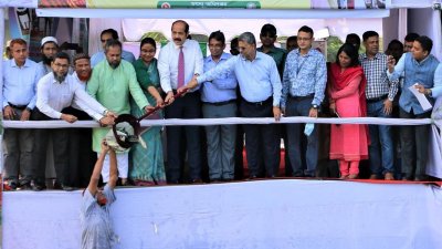কুড়িল লেকে মাছের পোনা অবমুক্ত করেন মেয়র আতিকুল ইসলাম