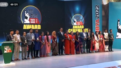 মঞ্চেপুরস্কারপ্রাপ্তদের সঙ্গে সজীব ওয়াজেদ জয়