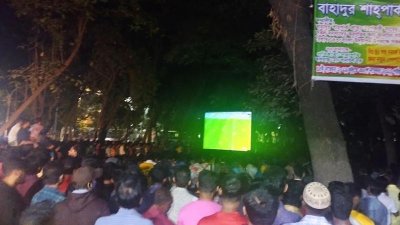 বিশ্বকাপ উপলক্ষে বিভিন্ন স্থানে এভাবে বড় স্ক্রিনে খেলা দেখানো হয়। ফাইল ছবি