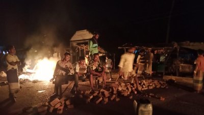 টেকনাফে ইয়াবাসহ ইউপি সদস্য আটক, সড়ক অবরোধ, ভাঙচুর