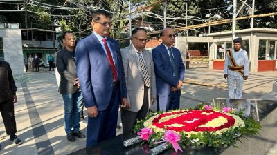 ধানমন্ডির ৩২ নম্বরে জাতির পিতা বঙ্গবন্ধু শেখ মুজিবুর রহমানের প্রতিকৃতিতে শ্রদ্ধা জানান সুপ্রিম কোর্টের আপিল বিভাগে নিযুক্ত নতুন তিন বিচারপতি