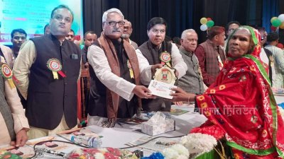 নারী বীর মুক্তিযোদ্ধাদের সম্মাননা প্রদান করছেন ডেপুটি স্পিকার মো. শামসুল হক