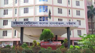 চমেকে আনা হলে চিকিৎসক তাকে মৃত ঘোষণা করেন।