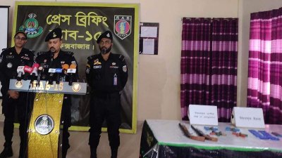 সংবাদ সম্মেলনে কক্সবাজার র্যাব-১৫-এর উপ-অধিনায়ক মেজর সৈয়দ সাদিকুল হক