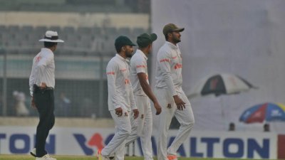 দ্বিতীয় সেশনে হতাশা নিয়ে মাঠ ছেড়েছে বাংলাদেশ।