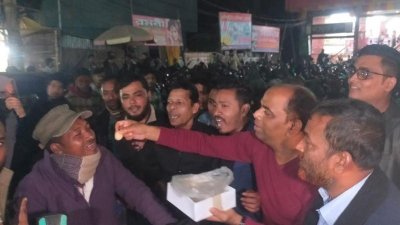নোয়াখালী আওয়ামী লীগের নেতাকর্মীদের মিষ্টি বিতরণ