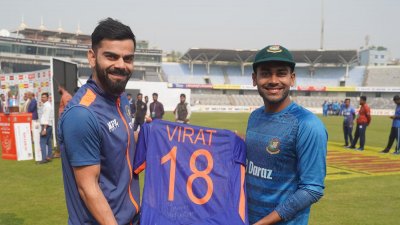 মিরাজকে অটোগ্রাফ দেওয়া জার্সি উপহার দিয়েছেন কোহলি।