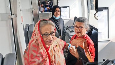 প্রধানমন্ত্রী শেখ হাসিনা ও শেখ রেহানার সঙ্গে মরিয়ম আফিজা