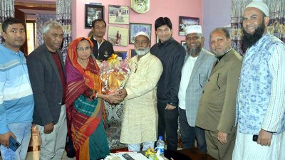 হোসনে আরা লুৎফা ডালিয়ার বাসায় ফুল নিয়ে গেলেন রংপুরের মেয়র