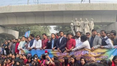ঢাবির রাজু ভাস্কর্যের সামনে সমাবেশে ছাত্রলীগ নেতৃবৃন্দ