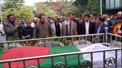 আগারগাঁও স্থাপত্য ইনস্টিটিউট প্রাঙ্গণে স্থপতি মোবাশ্বের হোসেনের কফিনে প্রকৌশলী মো. নূরুল হুদা ফুল দিয়ে শ্রদ্ধা জানান