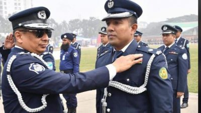 শিল্ড প্যারেড, অবৈধ অস্ত্র, মাদক ও চোরাচালান দ্রব্য উদ্ধার অভিযানে কৃতিত্ব অর্জনকারী ইউনিটকে পুরস্কারপ্রাপ্তদের ব্যাজ পরিয়ে দেন আইজিপি চৌধুরী আবদুল্লাহ আল-মামুন