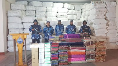 উদ্ধার ভারতীয় শাড়ি ও অন্যান্য পণ্য