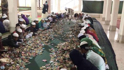 পাগলা মসজিদে চলছে টাকা গণনা