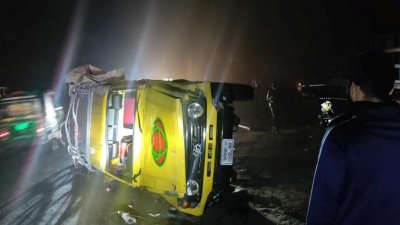 উল্টে যাওয়া জিপ