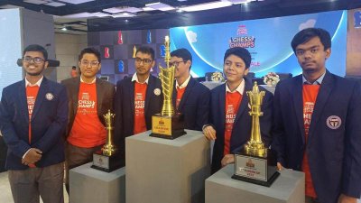 দাবায় শিরোপা জিতে ১০ লাখ টাকা পেলো সেন্ট জোসেফ