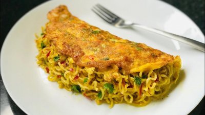 মজার খাবার নুডলস অমলেট