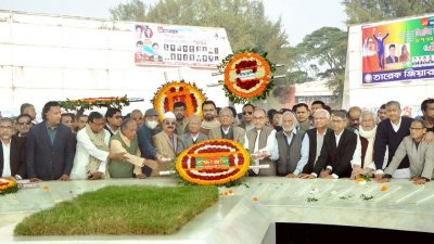 শেরেবাংলা নগরে জিয়াউর রহমানের কবরে ফুল দিয়ে শ্রদ্ধা নিবেদন করছেন বিএনপির নেতারা