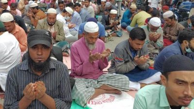 দুপুর ১২টা ১৬ মিনিটে আখেরি মোনাজাত শুরু হয়