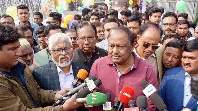 রংপুরে বাণিজ্যমেলার উদ্বোধন শেষে সাংবাদিকদের সঙ্গে কথা বলেন বাণিজ্যমন্ত্রী