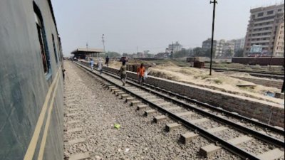 টঙ্গী-ভৈরব রেল সড়কের পূবাইলের বসুগাঁও এলাকায় দুর্ঘটনা ঘটেছে