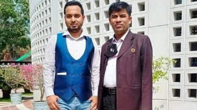 বাঁয়ে হুমায়ুন কবির, ডানে মো. শাহাদাৎ হোসেন তুষার