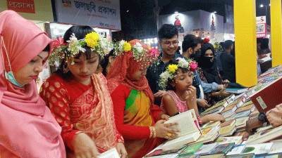 প্রথম শুক্রবারে জমজমাট বইমেলা