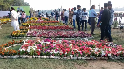 ফুল উৎসবে দর্শনার্থীরা