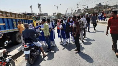 গাজীপুরে সড়ক অবরোধ করলো শিক্ষার্থীরা