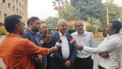 মির্জা ফখরুল ইসলাম আলমগীরের শারীরিক অবস্থা নিয়ে সাংবাদিকদের সঙ্গে কথা বলেন বিএনপির ভাইস চেয়ারম্যান ডা. এ জেড এম জাহিদ হোসেন