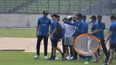 মাঠে পুরনো শিষ্যদের সঙ্গে হাথুরুসিংহে। ছবি-সংগৃহীত।