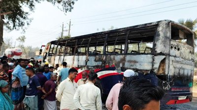 দুর্ঘটনাকবলিত বাস