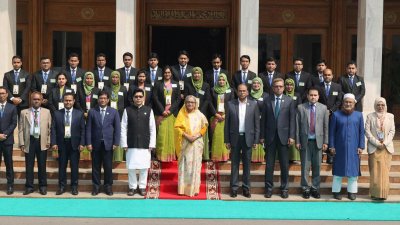 বিসিএস কর্মকর্তাদের বুনিয়াদি প্রশিক্ষণ কোর্সের সমাপনী অনুষ্ঠানে প্রধান অতিথি ছিলেন প্রধানমন্ত্রী শেখ হাসিনা