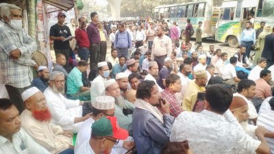 পঞ্চম দিনের মতো রাস্তায় অবস্থান করছেন শিক্ষক-কর্মচারীরা