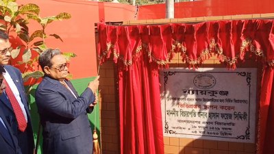 চুয়াডাঙ্গা জেলা জজ আদালত চত্বরে বিচারপ্রার্থীদের বিশ্রামাগার ন্যায়কুঞ্জের ভিত্তিপ্রস্তর স্থাপন করছেন প্রধান বিচারপতি হাসান ফয়েজ সিদ্দিকী