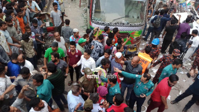 উৎসুক জনতার কারণে ব্যাহত উদ্ধার অভিযান