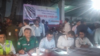 সুরতহাল শেষে মরদেহ স্বজনদের কাছে হস্তান্তর করছে ঢাকা জেলা প্রশাসন (ছবি: কবির হোসেন)