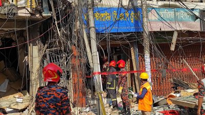 সিদ্দিকবাজারে বিস্ফোরণে ক্ষতিগ্রস্ত ভবনের উদ্ধার অভিযান আবার শুরু হয়েছে (ছবি: মহিউদ্দিন খান রিফাত)