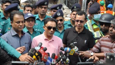 সাংবাদিকদের সঙ্গে কথা বলছেন ডিএমপি কমিশনার খন্দকার গোলাম ফারুক। ছবি: সাজ্জাদ হোসেন