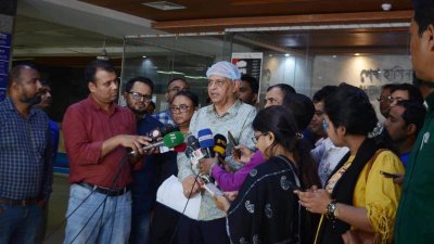 সাংবাদিকদের সঙ্গে কথা বলছেন ডা. সামন্ত লাল সেন। ছবি: সাজ্জাদ হোসেন